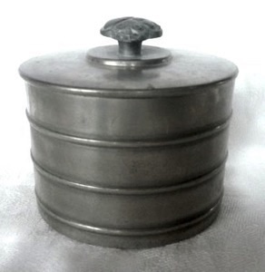 Burk med lock 1935
Virapulla
CG Hallberg (CGH)
Sannolikt Sylvia Stave